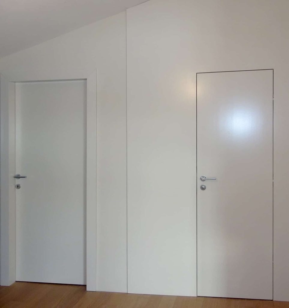 Bijela zidna obloga s vratima