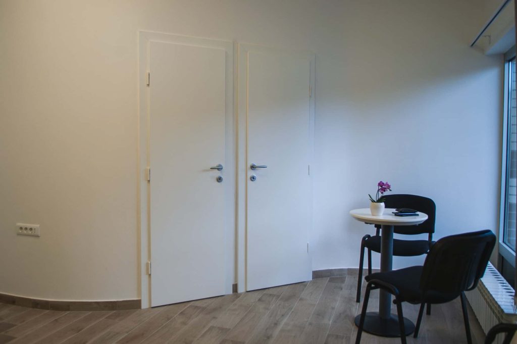 Bijela standardna sobna vrata